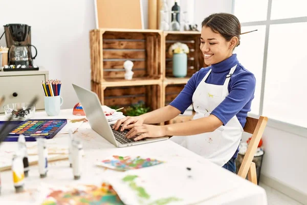 Mujer Latina Joven Usando Portátil Sentado Mesa Estudio Arte — Foto de Stock