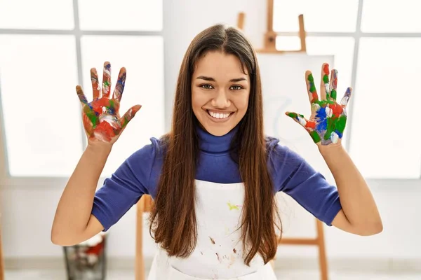 Jovem Mulher Latina Sorrindo Confiante Mostrando Pintado Palma Mãos Estúdio — Fotografia de Stock