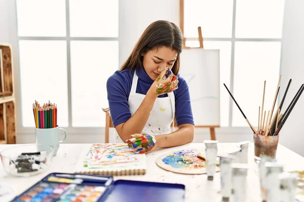 Jeune Femme Brune Studio Art Avec Les Mains Peintes Fatiguées — Photo