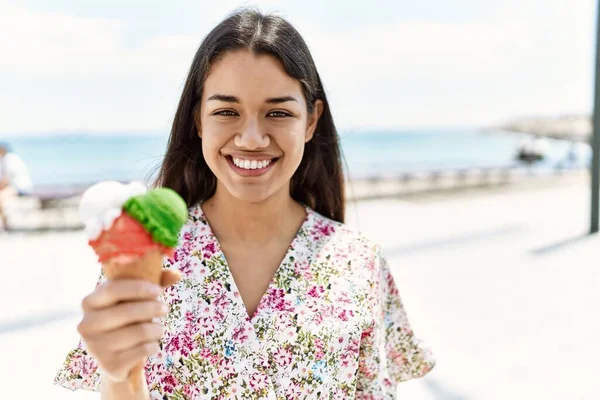 Joven Chica Latina Sonriendo Feliz Comiendo Helado Playa —  Fotos de Stock