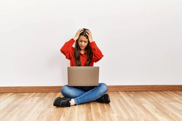 Jovem Morena Sentada Chão Sala Vazia Com Laptop Sofrendo Dor — Fotografia de Stock