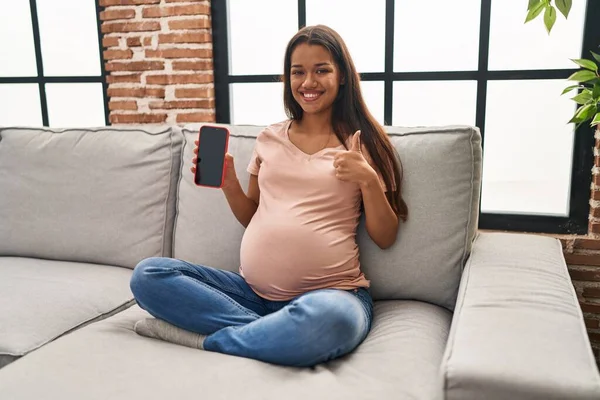 Mujer Embarazada Joven Sosteniendo Teléfono Inteligente Que Muestra Pantalla Sonriendo — Foto de Stock