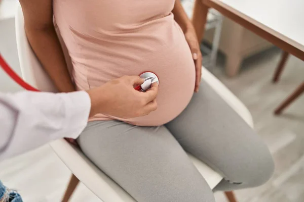Young Latin Woman Pregnant Doctor Auscultating Belly Clinic — Stock Photo, Image