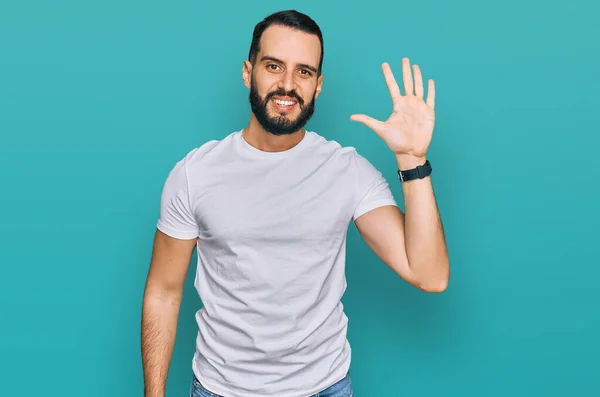 Mladý Muž Vousy Sobě Ležérní Bílé Tričko Ukazuje Ukazuje Prsty — Stock fotografie