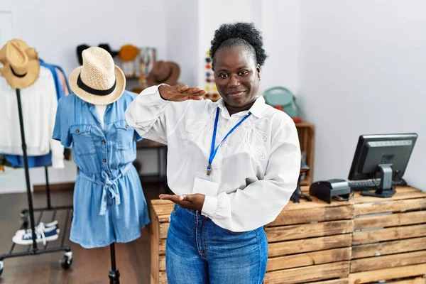 Junge Afrikanerin Die Als Managerin Einer Einzelhandelsboutique Arbeitet Gestikuliert Mit — Stockfoto