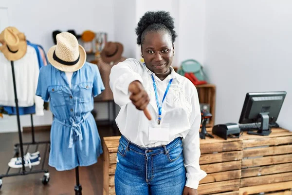 Junge Afrikanerin Die Als Managerin Einer Einzelhandelsboutique Arbeitet Sieht Unglücklich — Stockfoto