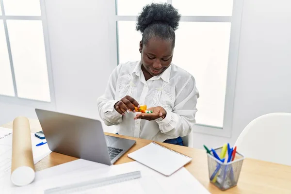 Jonge Afrikaanse Amerikaanse Vrouw Architect Met Behulp Van Laptop Holding — Stockfoto