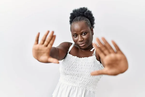 Молодая Африканская Женщина Стоящая Белом Изолированном Фоне Делает Рамку Помощью — стоковое фото