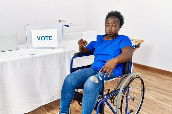 Joven Mujer Africana Sentada Silla Ruedas Votando Poniendo Sobre Urnas —  Fotos de Stock