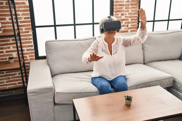 Mulher Meia Idade Jogando Videogame Usando Óculos Realidade Virtual Casa — Fotografia de Stock