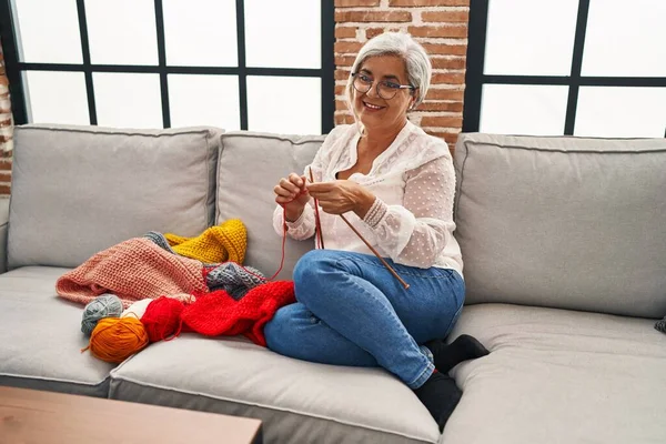 Mujer Mediana Edad Tejiendo Extremos Sentado Sofá Casa —  Fotos de Stock