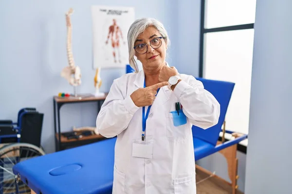 Middle Age Woman Grey Hair Working Pain Recovery Clinic Hurry — Stock Photo, Image