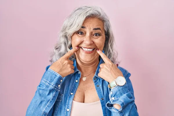 Pembe Arka Planda Duran Gri Saçlı Orta Yaşlı Kadın Ağzı — Stok fotoğraf