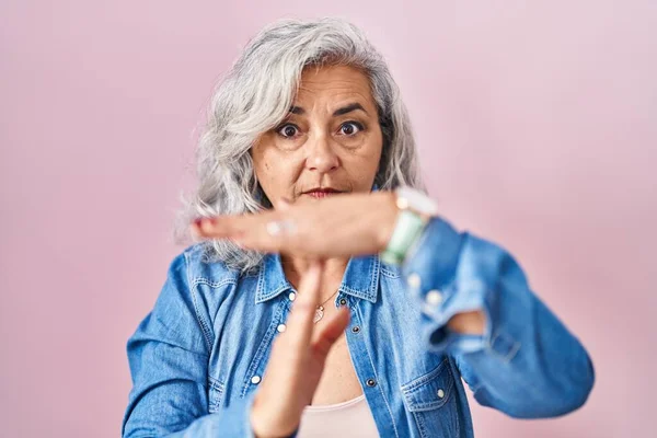 Middle Age Woman Grey Hair Standing Pink Background Doing Time — Stock Photo, Image