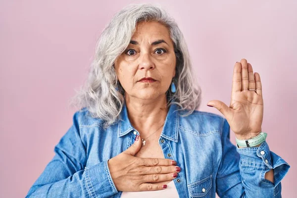 Middle Age Woman Grey Hair Standing Pink Background Swearing Hand — Stock Photo, Image