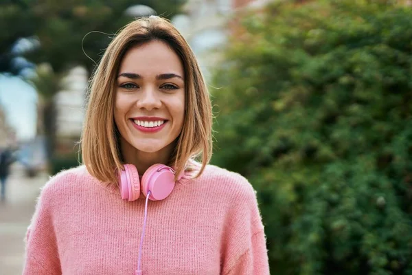 Jovem Caucasiana Sorrindo Feliz Usando Fones Ouvido Cidade — Fotografia de Stock