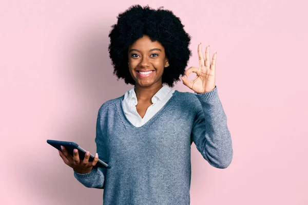 Genç Afrikalı Amerikalı Kadın Dokunmatik Ped Kullanıyor Parmaklarıyla Imza Atıyor — Stok fotoğraf