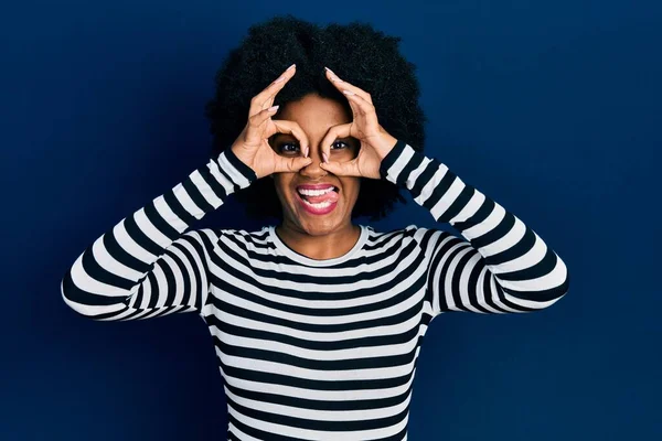 Jonge Afro Amerikaanse Vrouw Casual Kleding Met Een Goed Gebaar — Stockfoto