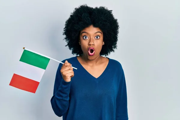 Mladá Africká Americká Žena Držící Italskou Vlajku Vystrašená Užaslá Otevřenými — Stock fotografie