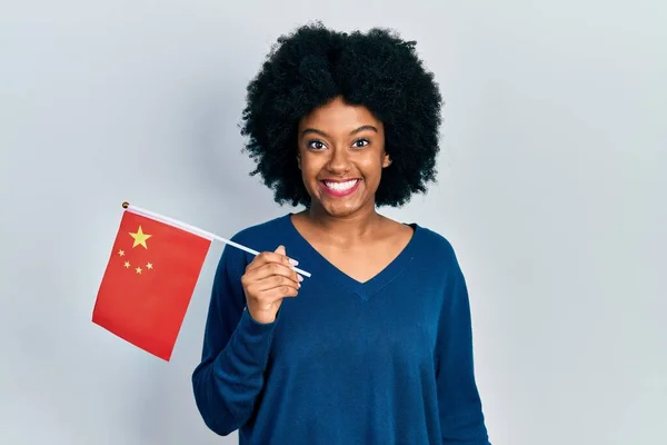 Giovane Donna Afroamericana Che Tiene Bandiera Della Cina Guardando Positivo — Foto Stock