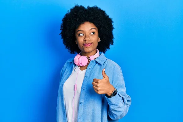 Молода Афроамериканка Одягнена Навушники Робить Великі Пальці Усміхаючись Дивлячись Убік — стокове фото
