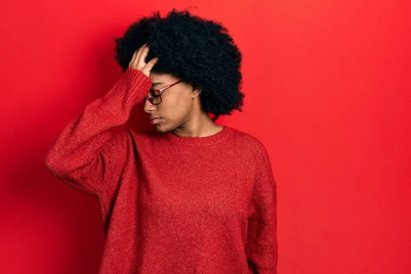 Ung Afrikansk Amerikansk Kvinna Bär Casual Kläder Och Glasögon Överraskad — Stockfoto
