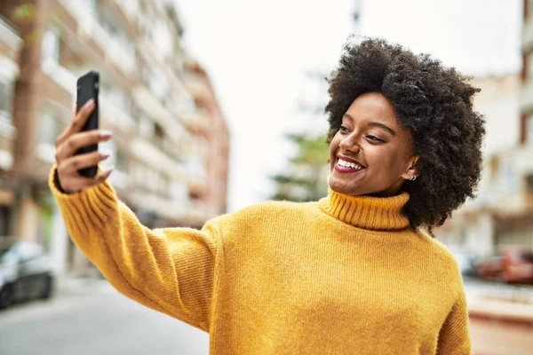 Joven Afroamericana Americana Sonriendo Feliz Haciendo Selfie Por Teléfono Inteligente — Foto de Stock