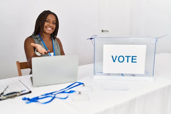 Joven Mujer Afroamericana Trabajando Elecciones Políticas Sentada Por Papeleta Sonriente —  Fotos de Stock