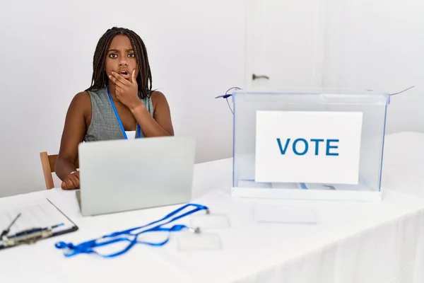 Νεαρή Αφρο Αμερικανίδα Που Εργάζεται Στις Πολιτικές Εκλογές Κάθεται Στο — Φωτογραφία Αρχείου