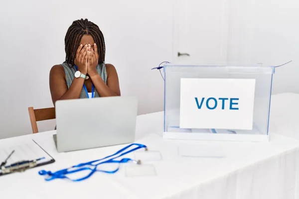 Mujer Afroamericana Joven Que Trabaja Las Elecciones Políticas Sentada Por —  Fotos de Stock