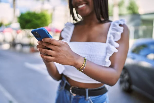 Chica Afroamericana Joven Sonriendo Feliz Usando Teléfono Inteligente Ciudad — Foto de Stock