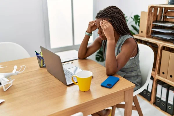 Mujer Afroamericana Joven Trabajadora Negocios Estresada Trabajando Oficina — Foto de Stock