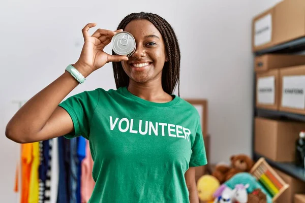 Young African American Woman Wearing Volunteer Uniform Holding Canned Food — Stock Photo, Image