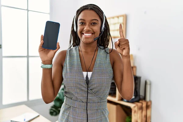 Mladá Afro Americká Žena Pracující Kanceláři Sluchátkách Operátora Držící Smartphone — Stock fotografie