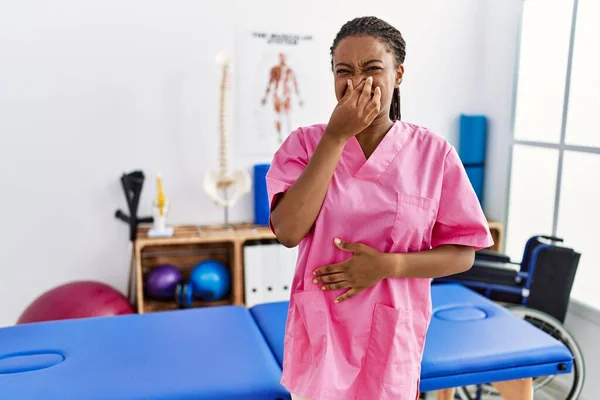 Eine Junge Afroamerikanerin Die Einer Schmerzklinik Arbeitet Riecht Etwas Stinkendes — Stockfoto