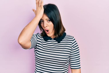 Gündelik giysiler giyen genç İspanyol kadın bir hata sonucu el ele tutuşup şaşırdı. Hatayı hatırla. Unuttum, kötü hafıza kavramı. 