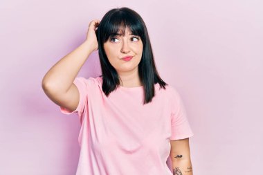 Gündelik kıyafetler giyen genç İspanyol kadın soru sorup kafasını karıştırıyor. Şüpheyle kararsız, kafa kafaya düşünerek. Düşünceli kavram. 