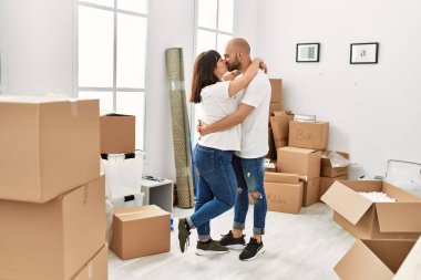 Genç İspanyol çift yeni evlerinde öpüşüp kucaklaşıyorlar..