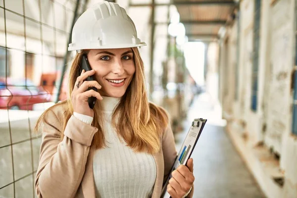 Ung Blond Kvinna Ler Säker Talar Smartphone Gatan — Stockfoto