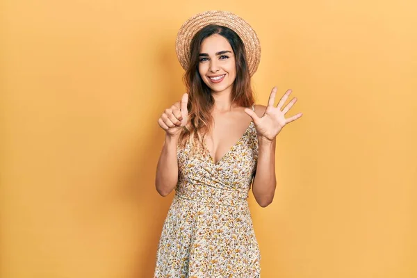 Mladá Hispánská Dívka Letním Klobouku Ukazuje Ukazuje Prsty Číslo Šest — Stock fotografie