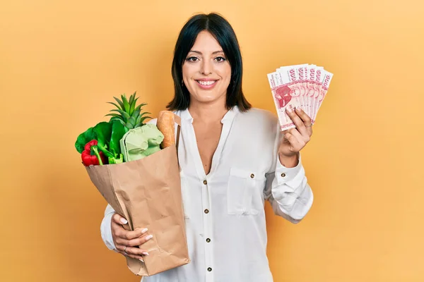 Mujer Hispana Joven Sosteniendo Comestibles Billetes Corona Iceland Sonriendo Con — Foto de Stock