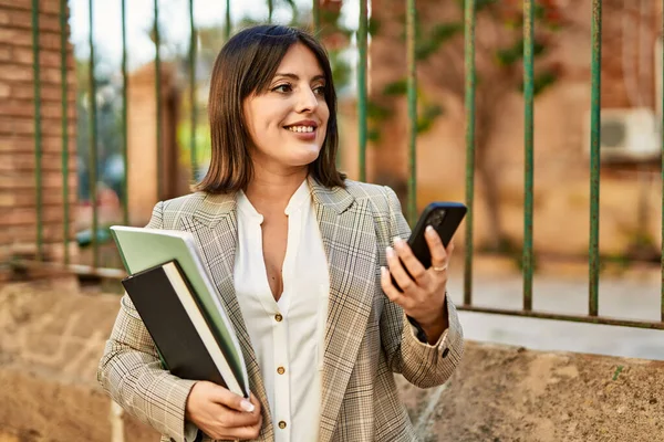 Jovem Empresária Hispânica Sorrindo Feliz Usando Smartphone Cidade — Fotografia de Stock