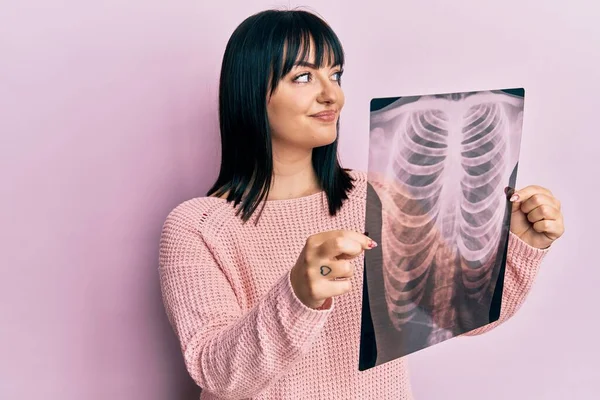 Mujer Hispana Joven Sosteniendo Rayos Pecho Sonriendo Mirando Hacia Lado —  Fotos de Stock