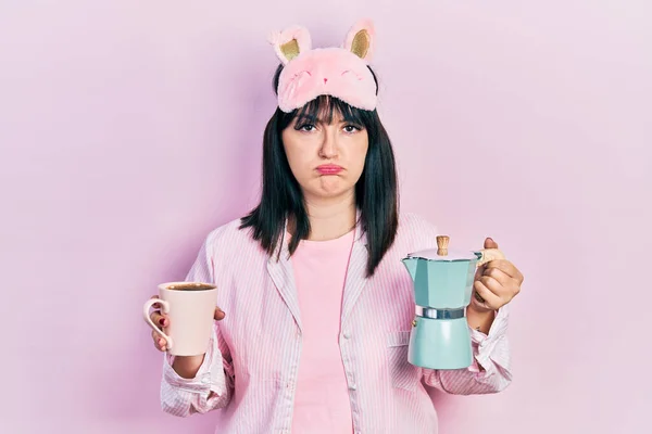 Mujer Hispana Joven Con Máscara Para Dormir Bata Bebiendo Café — Foto de Stock