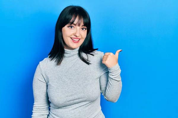 Ung Latinamerikansk Kvinna Klädd Avslappnade Kläder Leende Med Glada Ansikte — Stockfoto