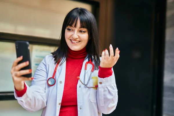 Mladá Brunetka Žena Nosí Lékařskou Uniformu Dělá Videokall Smartphonem Městě — Stock fotografie