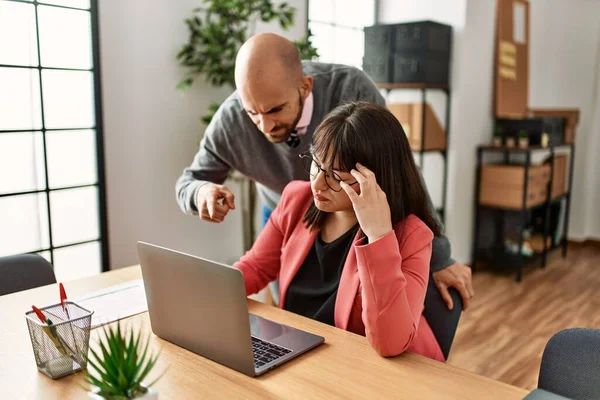 Empresária Sobrecarregada Estressada Seu Chefe Escritório — Fotografia de Stock