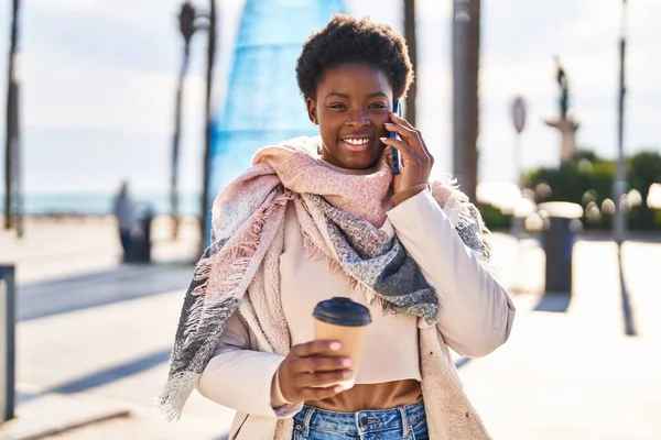 Femme Afro Américaine Parlant Sur Smartphone Boire Café Dans Rue — Photo