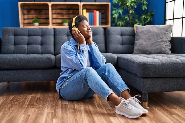 Afrikansk Amerikansk Kvinna Lyssnar Musik Som Sitter Golvet Hemma — Stockfoto