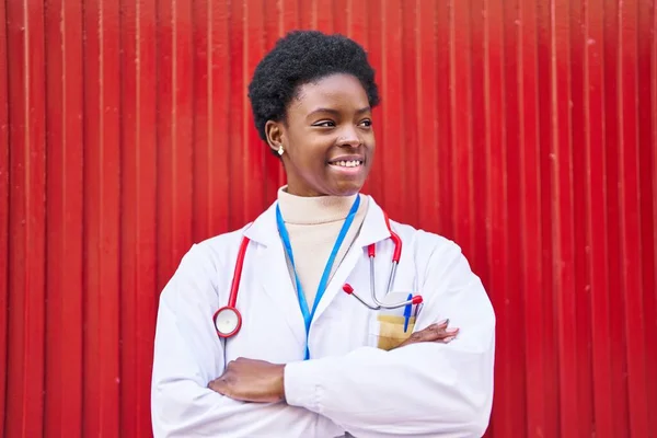 Femme Afro Américaine Portant Uniforme Médecin Debout Avec Les Bras — Photo